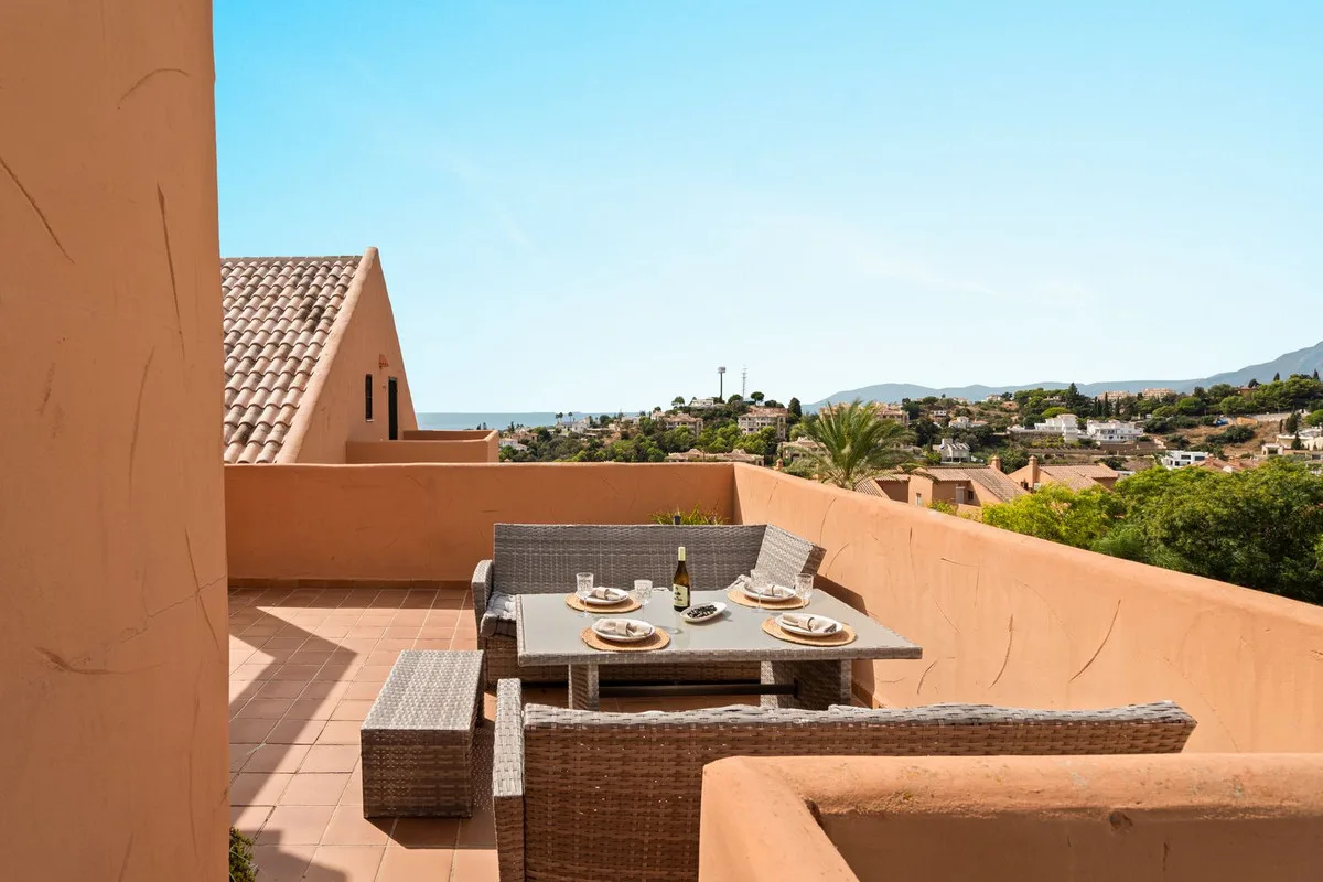 Santa Maria Golf, Elviria – hjørnepenthouse med havutsikt og terrasser rundt hele boligen. Turistlisens er på plass – bilde 13