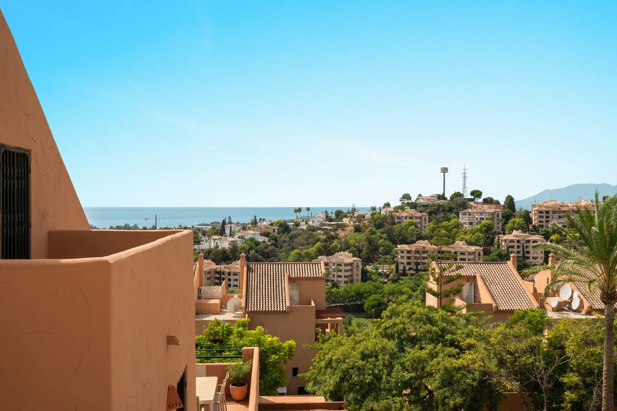 Santa Maria Golf, Elviria – hjørnepenthouse med havutsikt og terrasser rundt hele boligen. Turistlisens er på plass – bilde 17