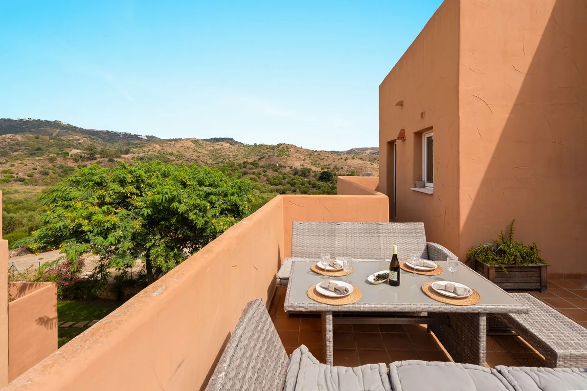 Santa Maria Golf, Elviria – hjørnepenthouse med havutsikt og terrasser rundt hele boligen. Turistlisens er på plass – bilde 18