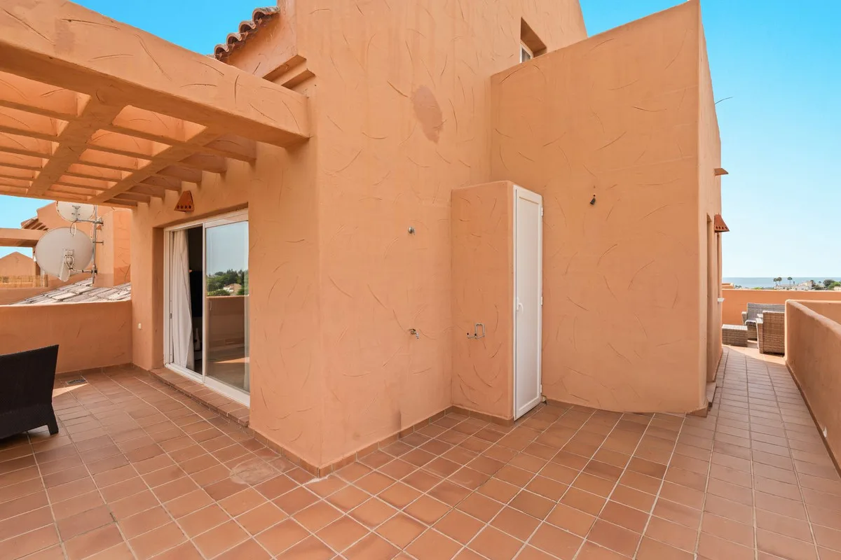 Santa Maria Golf, Elviria – hjørnepenthouse med havutsikt og terrasser rundt hele boligen. Turistlisens er på plass – bilde 22