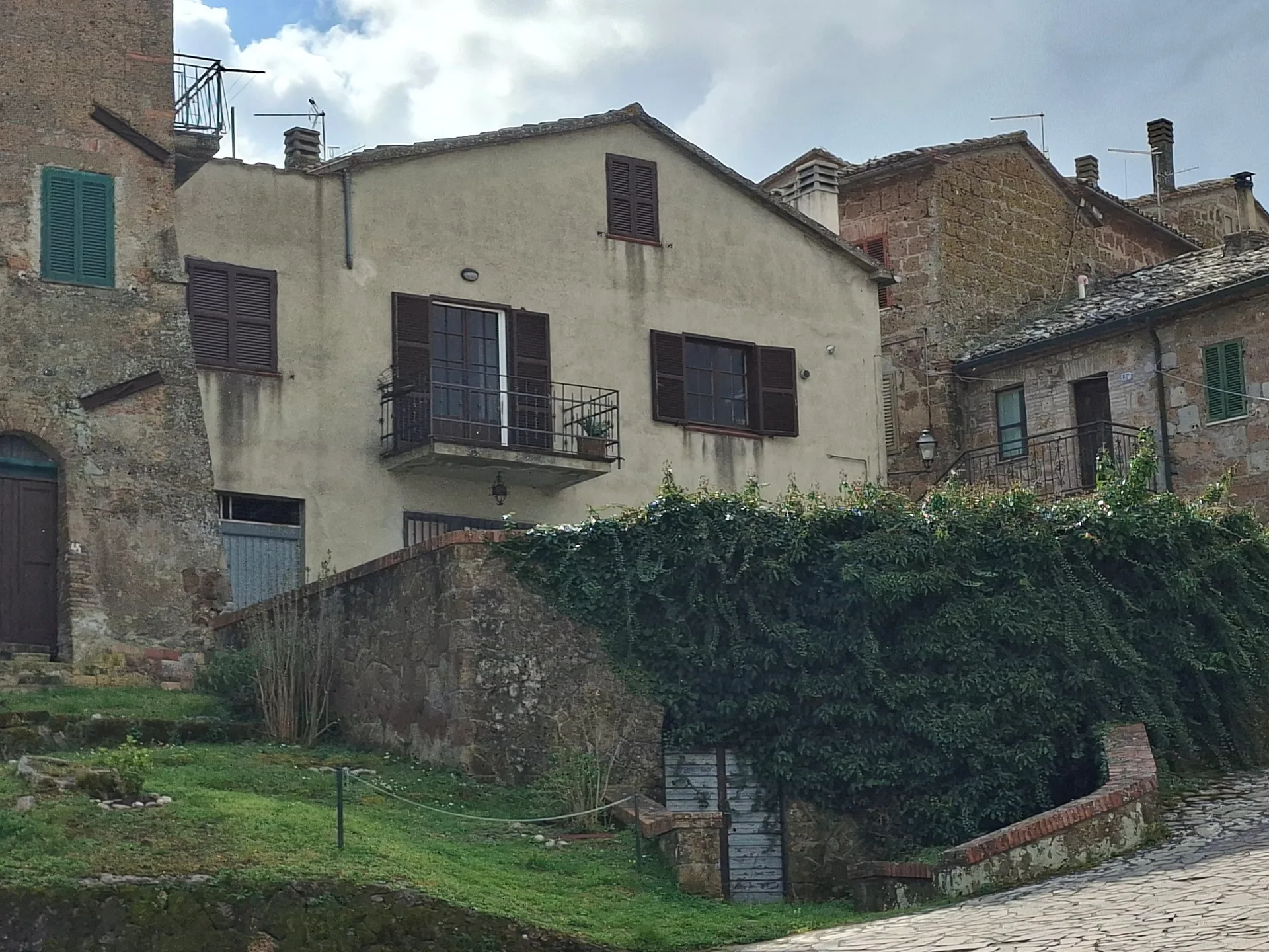 Takterrasse med utsikt mot Toscana ,slow life i historiske Proceno. Presenteres på vårt seminar 4. nov. – bilde 3