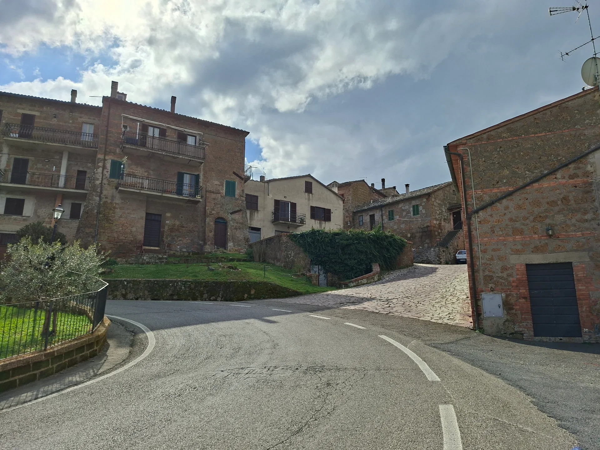 Takterrasse med utsikt mot Toscana ,slow life i historiske Proceno. Presenteres på vårt seminar 4. nov. – bilde 2