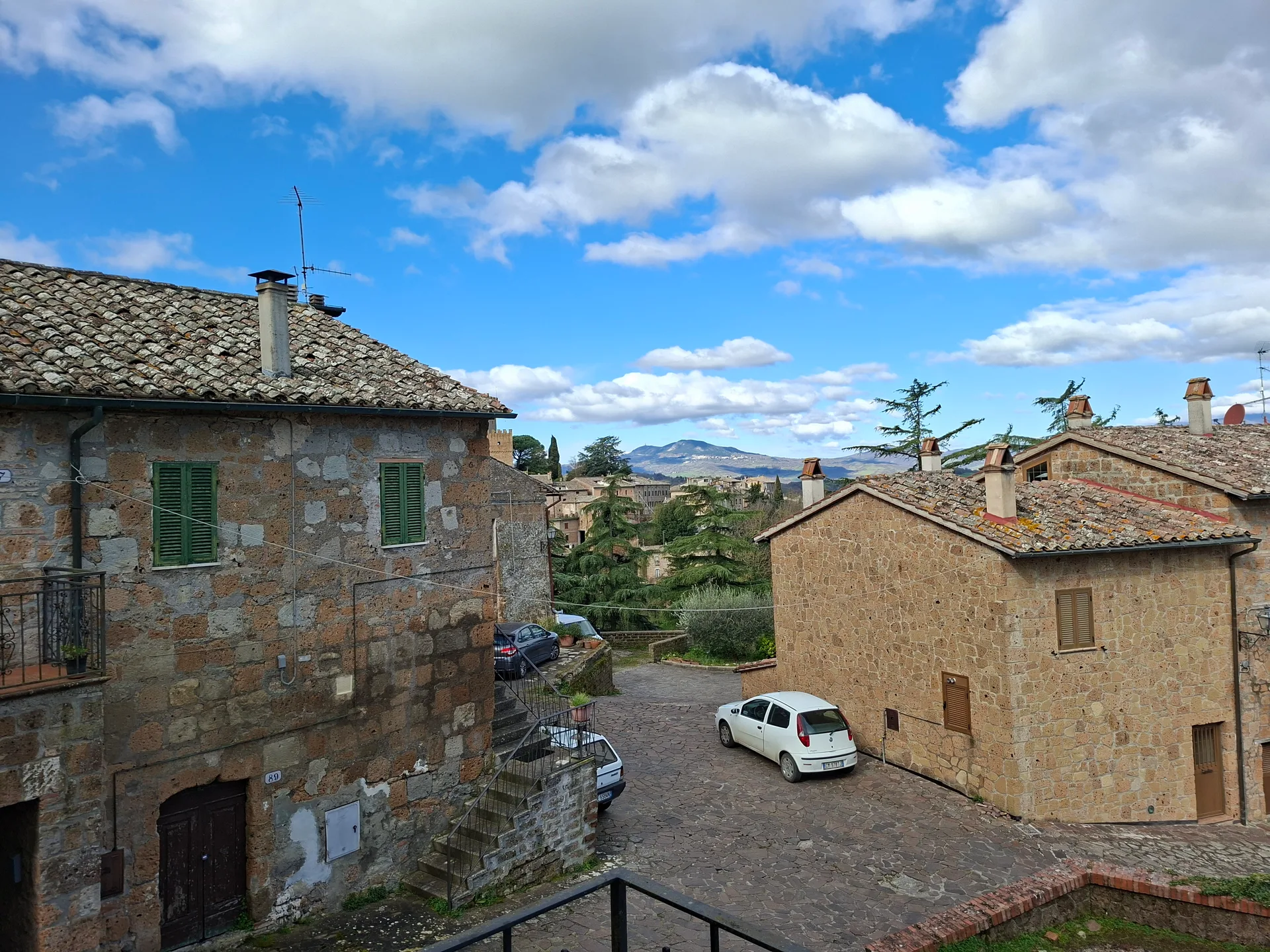 Takterrasse med utsikt mot Toscana ,slow life i historiske Proceno. Presenteres på vårt seminar 4. nov. – bilde 12