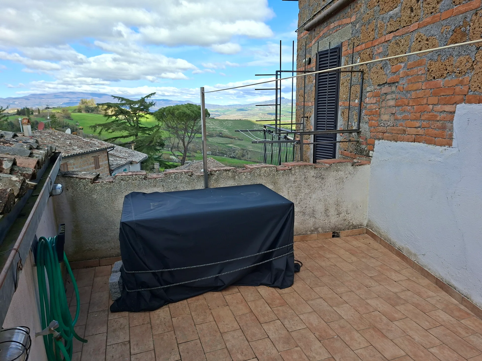 Takterrasse med utsikt mot Toscana ,slow life i historiske Proceno. Presenteres på vårt seminar 4. nov. – bilde 24