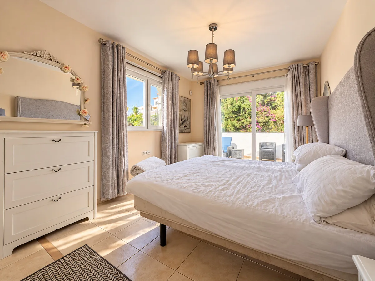Mijas Costa – Romslig villa med 7 soverom, privat basseng og havutsikt, bare 500 meter fra stranden – bilde 8