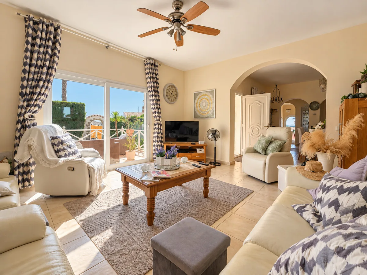 Mijas Costa – Romslig villa med 7 soverom, privat basseng og havutsikt, bare 500 meter fra stranden – bilde 12