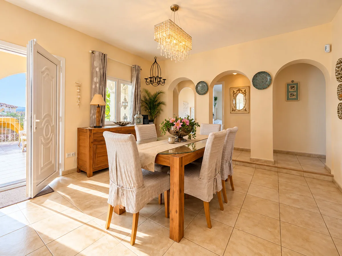 Mijas Costa – Romslig villa med 7 soverom, privat basseng og havutsikt, bare 500 meter fra stranden – bilde 13