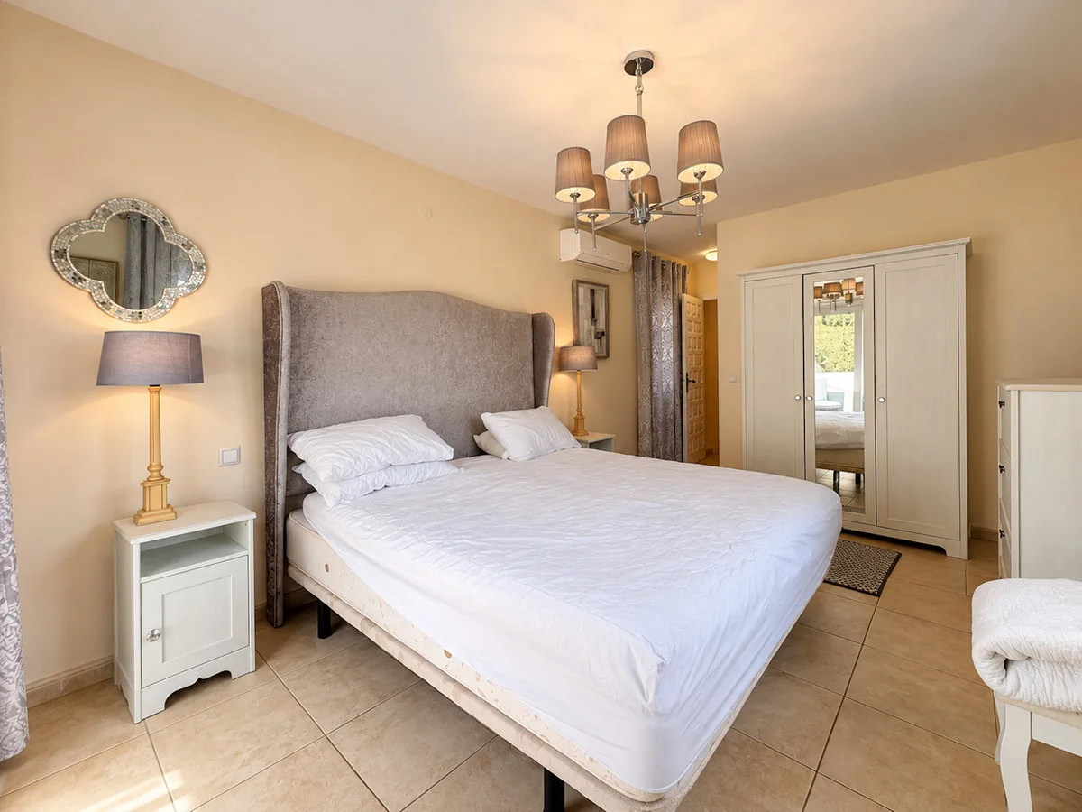 Mijas Costa – Romslig villa med 7 soverom, privat basseng og havutsikt, bare 500 meter fra stranden – bilde 19