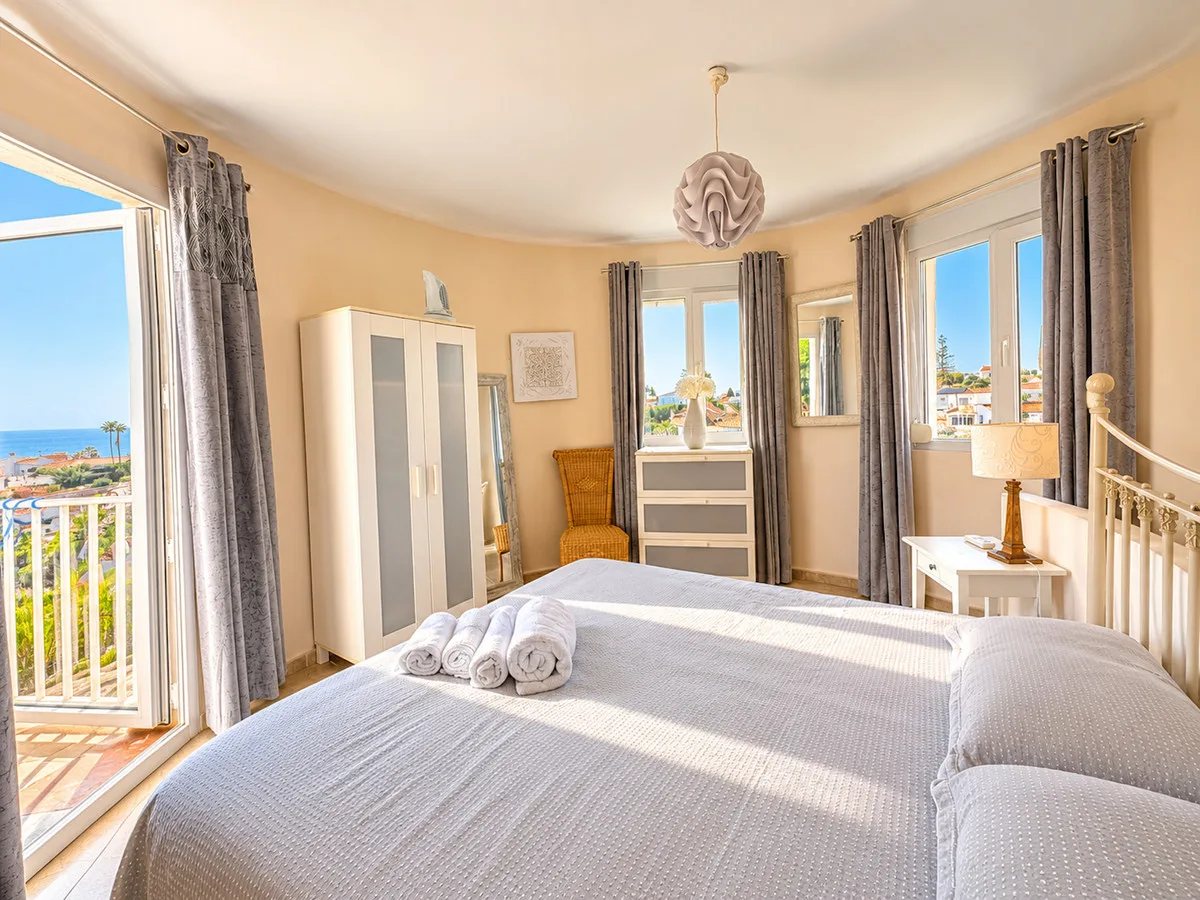 Mijas Costa – Romslig villa med 7 soverom, privat basseng og havutsikt, bare 500 meter fra stranden – bilde 28