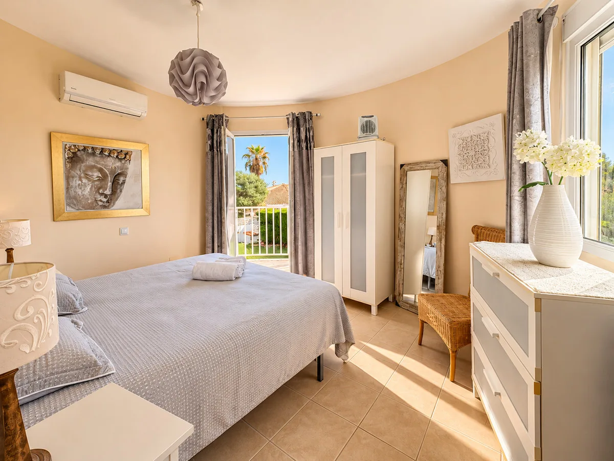 Mijas Costa – Romslig villa med 7 soverom, privat basseng og havutsikt, bare 500 meter fra stranden – bilde 29