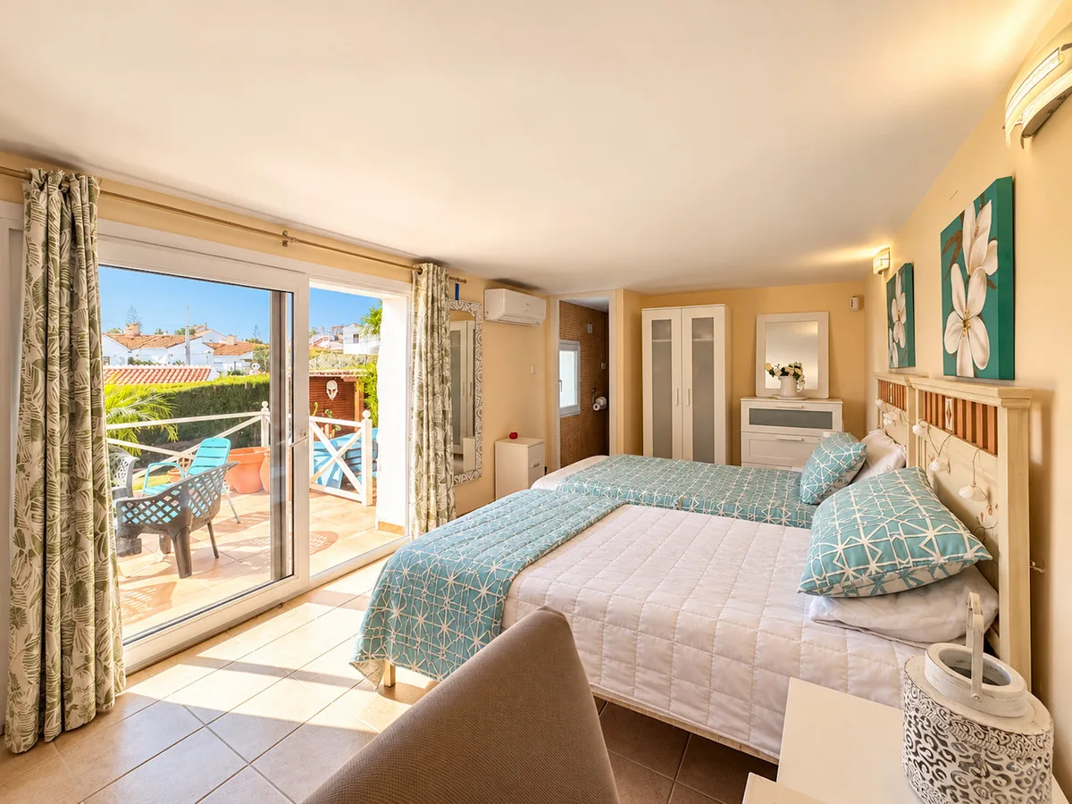 Mijas Costa – Romslig villa med 7 soverom, privat basseng og havutsikt, bare 500 meter fra stranden – bilde 32